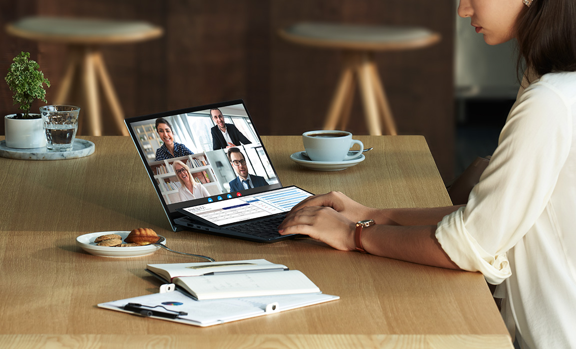 Laptop cu doua ecrane si screenpad plus